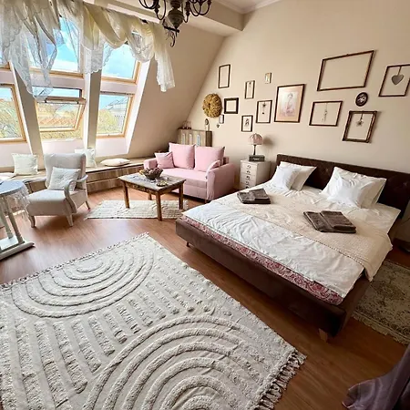 Gold Moon Apartment *